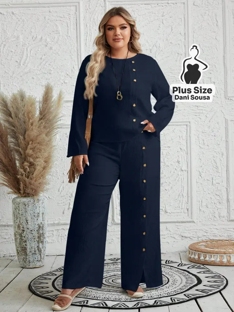 Conjunto Feminino de Blusa e Calça Com Detalhes de Botões Plus Size Conjunto Feminino de Blusa e Calça Com Detalhes de