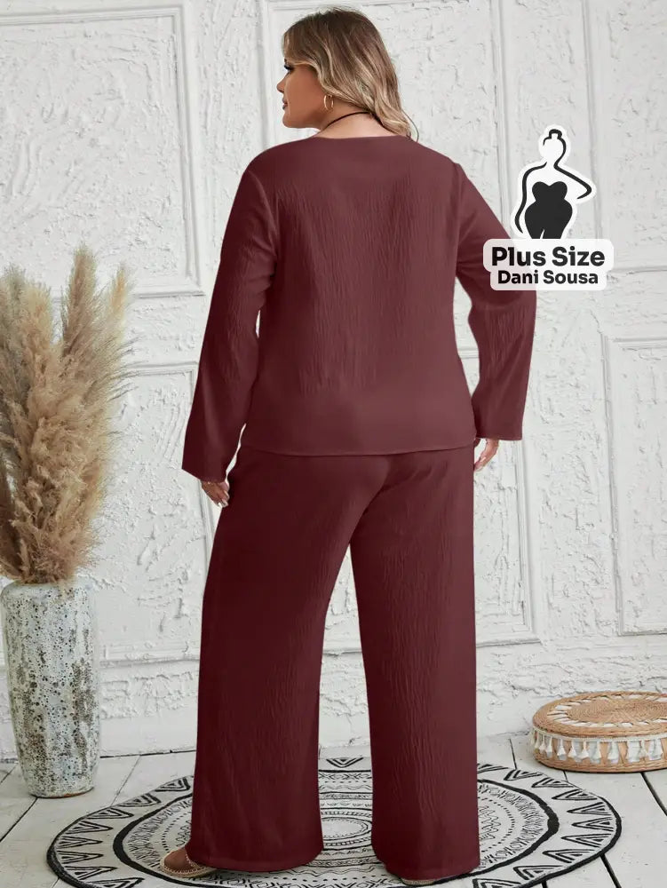 Conjunto Feminino de Blusa e Calça Com Detalhes de Botões Plus Size Conjunto Feminino de Blusa e Calça Com Detalhes de