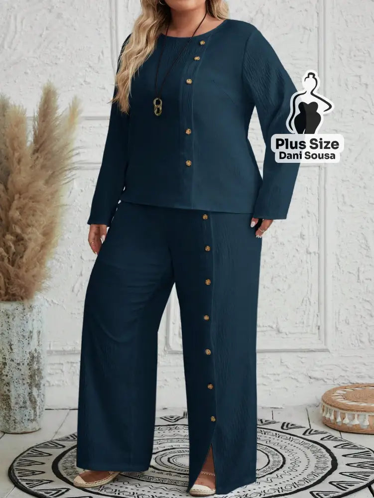 Conjunto Feminino de Blusa e Calça Com Detalhes de Botões Plus Size Conjunto Feminino de Blusa e Calça Com Detalhes de