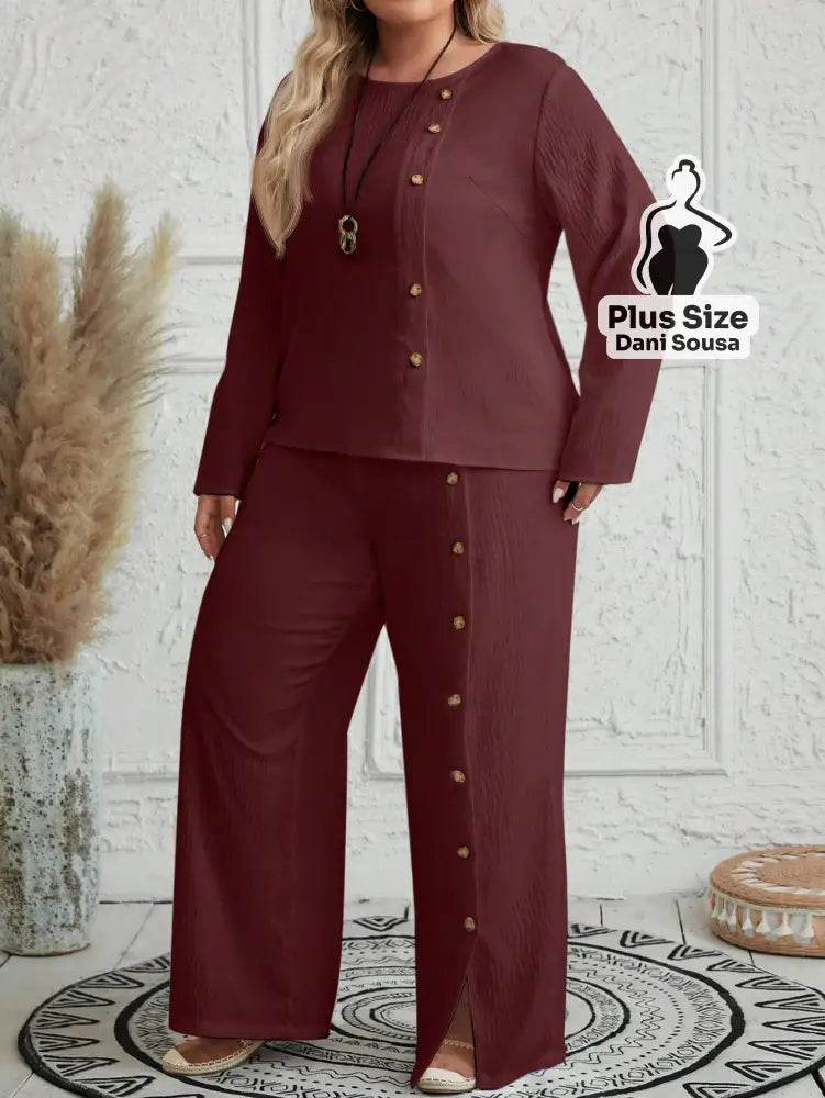 Conjunto Feminino de Blusa e Calça Com Detalhes de Botões Plus Size Conjunto Feminino de Blusa e Calça Com Detalhes de