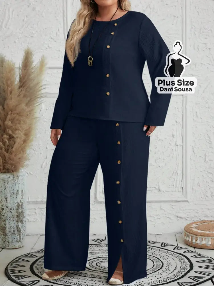 Conjunto Feminino de Blusa e Calça Com Detalhes de Botões Plus Size Conjunto Feminino de Blusa e Calça Com Detalhes de