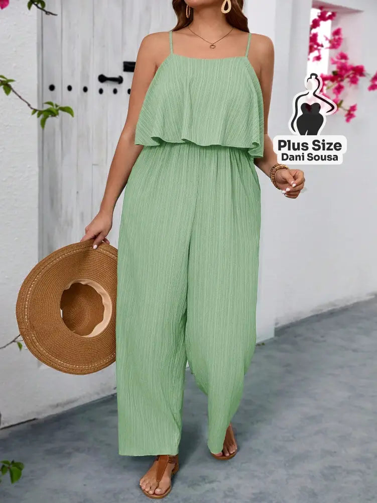 Macacão Com Alças E Detalhe De Babado Plus Size Macacão Com Alças E Detalhe De Babado Plus Size