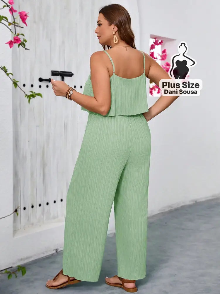 Macacão Com Alças E Detalhe De Babado Plus Size Macacão Com Alças E Detalhe De Babado Plus Size