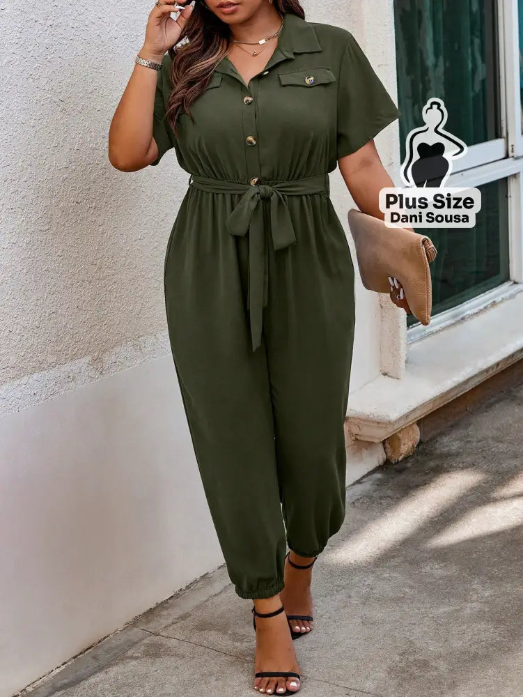 Macacão com Botões e Faixa de Amarração Plus Size Macacão Verde Militar com Botões e Faixa de Amarração Plus Size