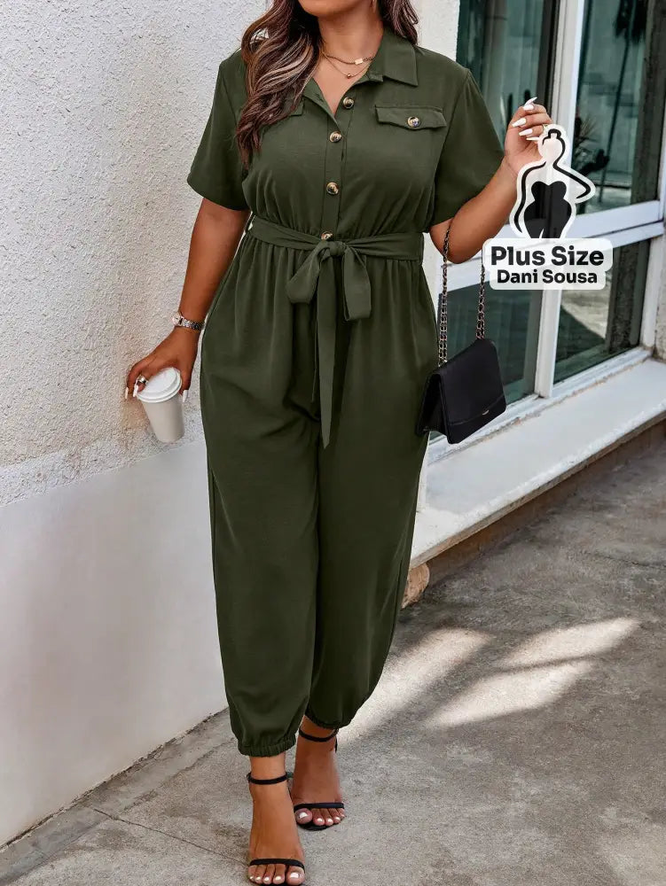 Macacão com Botões e Faixa de Amarração Plus Size Macacão Verde Militar com Botões e Faixa de Amarração Plus Size