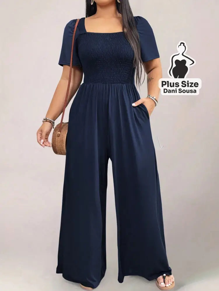Macacão com Decote Quadrado e Bolsos Plus Size Macacão Azul Marinho com Decote Quadrado e Bolsos Plus Size