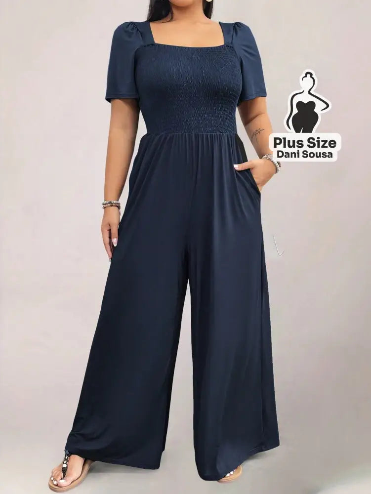 Macacão com Decote Quadrado e Bolsos Plus Size Macacão Azul Marinho com Decote Quadrado e Bolsos Plus Size