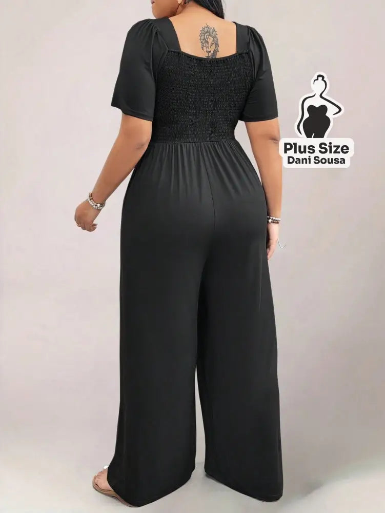 Macacão com Decote Quadrado e Bolsos Plus Size Macacão Azul Marinho com Decote Quadrado e Bolsos Plus Size