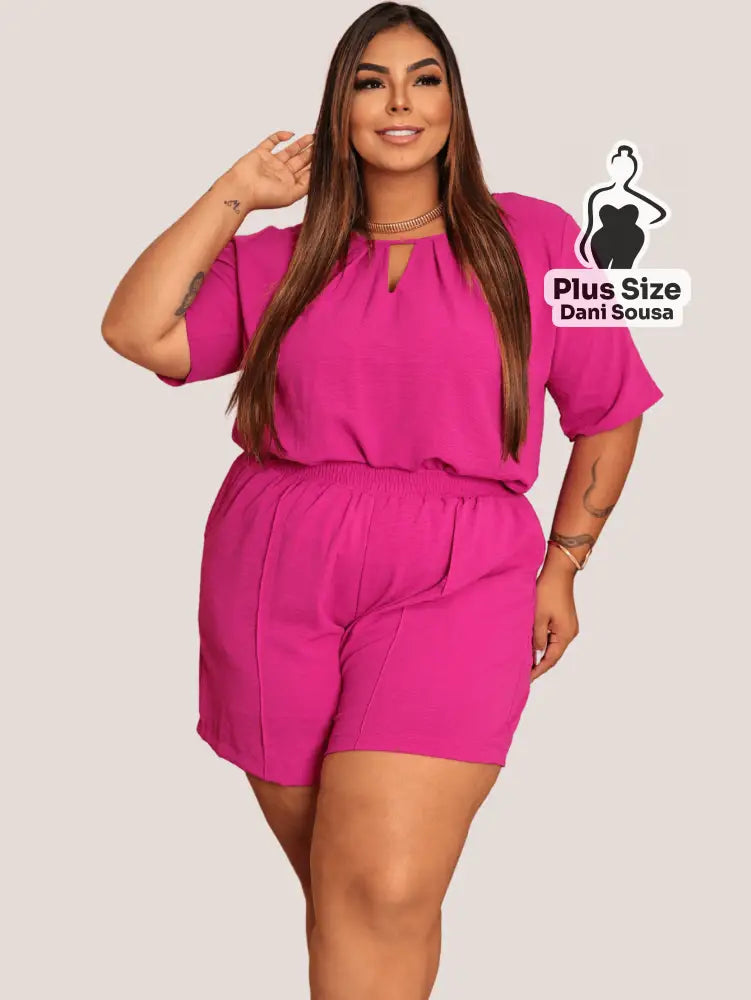 Macacão Curto Com Decote Vazado Plus Size G Macacão Curto Com Decote Vazado Plus Size