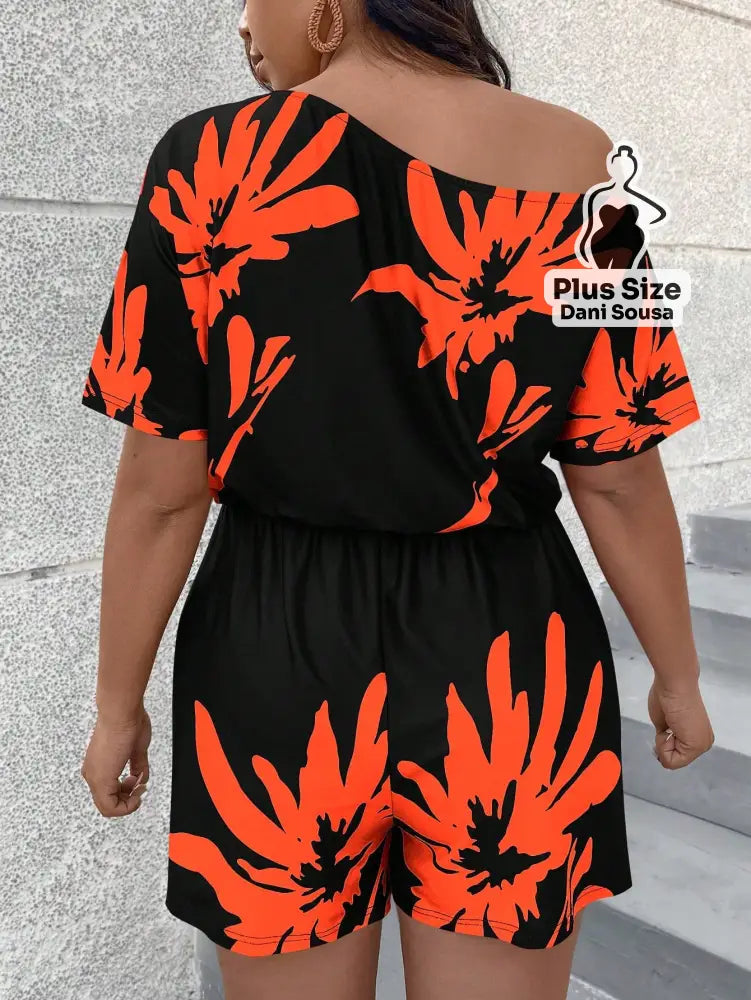 Macacão Estampado com Ombro Caído e Cintura Ajustável Plus Size Macacão Estampado com Ombro Caído e Cintura Ajustável