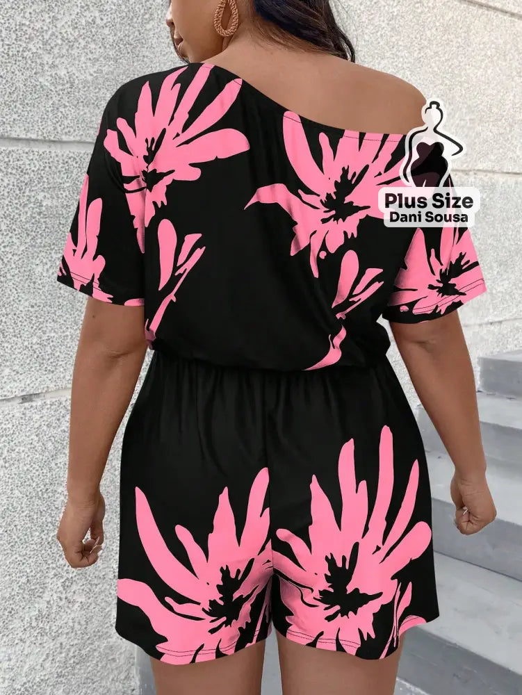 Macacão Estampado com Ombro Caído e Cintura Ajustável Plus Size Macacão Estampado com Ombro Caído e Cintura Ajustável