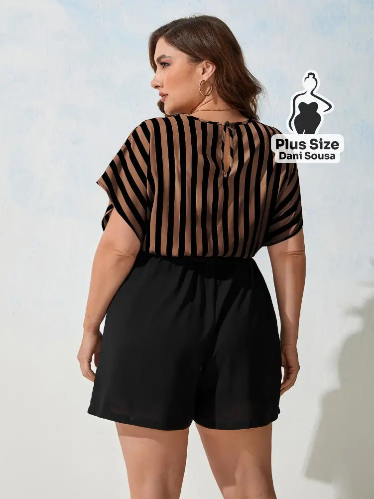 Macacão Listrado Com Amarração Na Cintura Plus Size Macacão Listrado Com Amarração Na Cintura Plus Size
