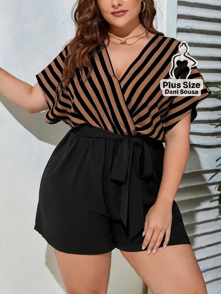Macacão Listrado Com Amarração Na Cintura Plus Size Macacão Listrado Com Amarração Na Cintura Plus Size