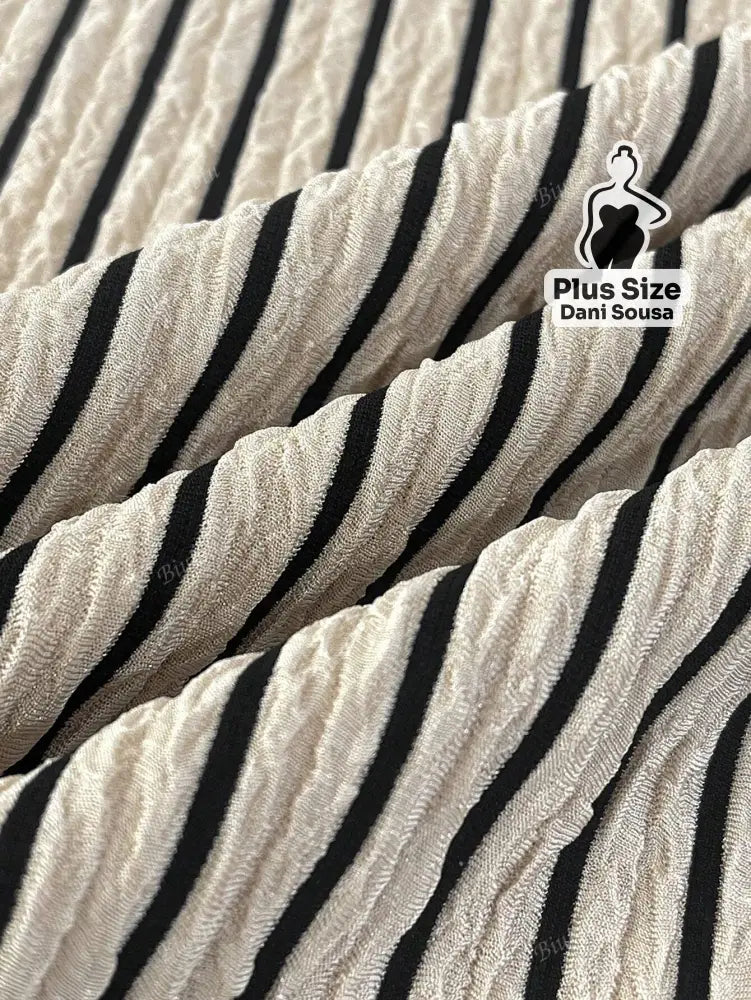 Macacão Listrado De Gola Alta Plus Size Macacão Listrado De Gola Alta Plus Size