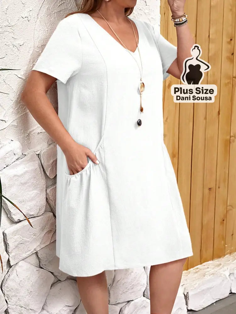 Vestido Básico com Bolsos e Decote V em Cores Variadas Plus Size Vestido Básico com Bolsos e Decote V em Cores Variadas