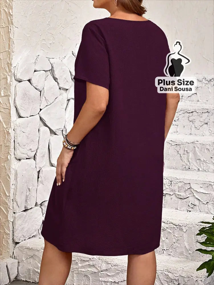 Vestido Básico com Bolsos e Decote V em Cores Variadas Plus Size Vestido Básico com Bolsos e Decote V em Cores Variadas