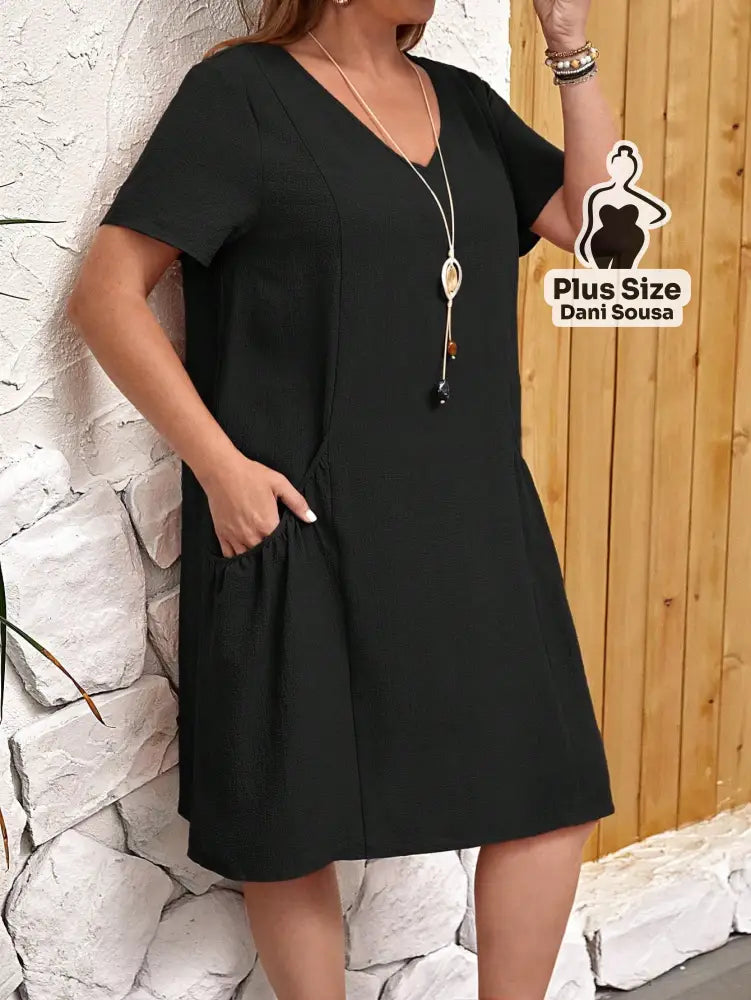 Vestido Básico com Bolsos e Decote V em Cores Variadas Plus Size Vestido Básico com Bolsos e Decote V em Cores Variadas