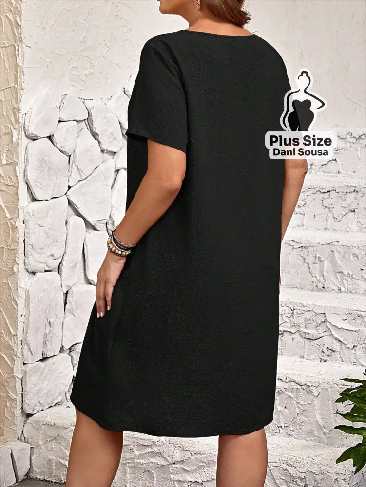 Vestido Básico com Bolsos e Decote V em Cores Variadas Plus Size Vestido Básico com Bolsos e Decote V em Cores Variadas