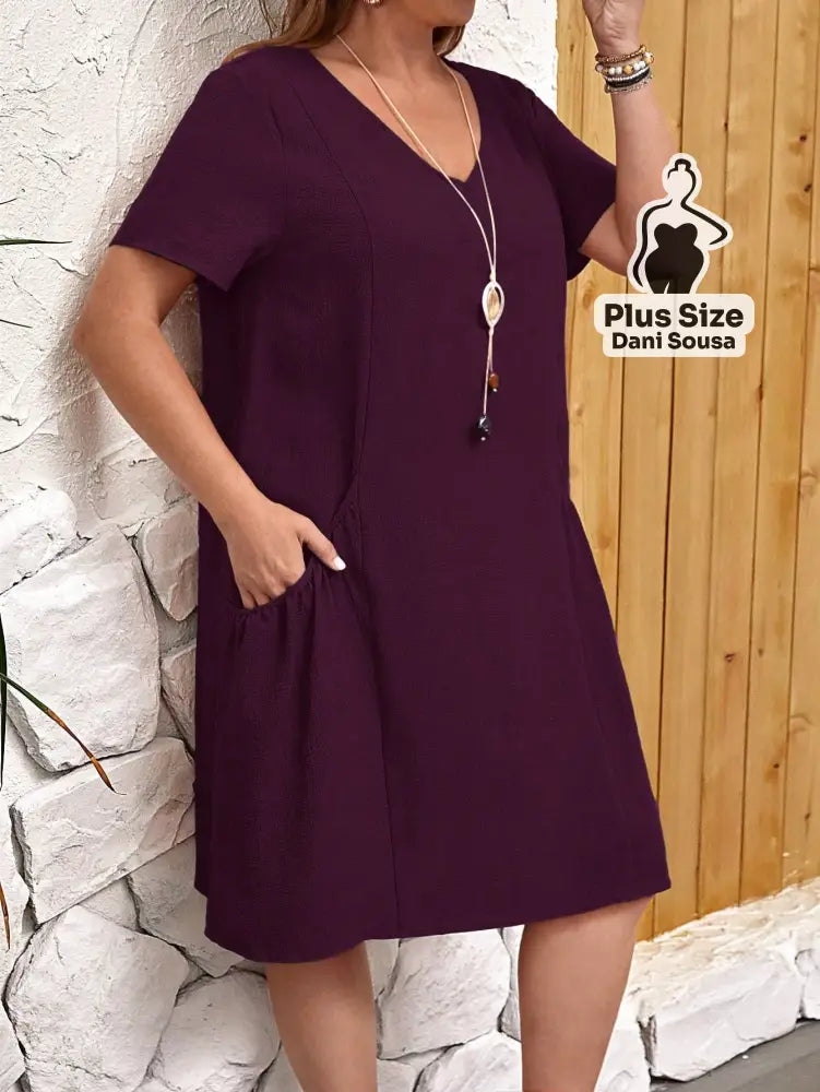 Vestido Básico com Bolsos e Decote V em Cores Variadas Plus Size Vestido Básico com Bolsos e Decote V em Cores Variadas