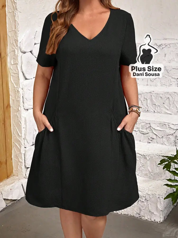 Vestido Básico com Bolsos e Decote V em Cores Variadas Plus Size Preto / G Vestido Básico com Bolsos e Decote V em