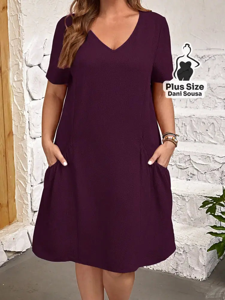 Vestido Básico com Bolsos e Decote V em Cores Variadas Plus Size Violeta / G Vestido Básico com Bolsos e Decote V em