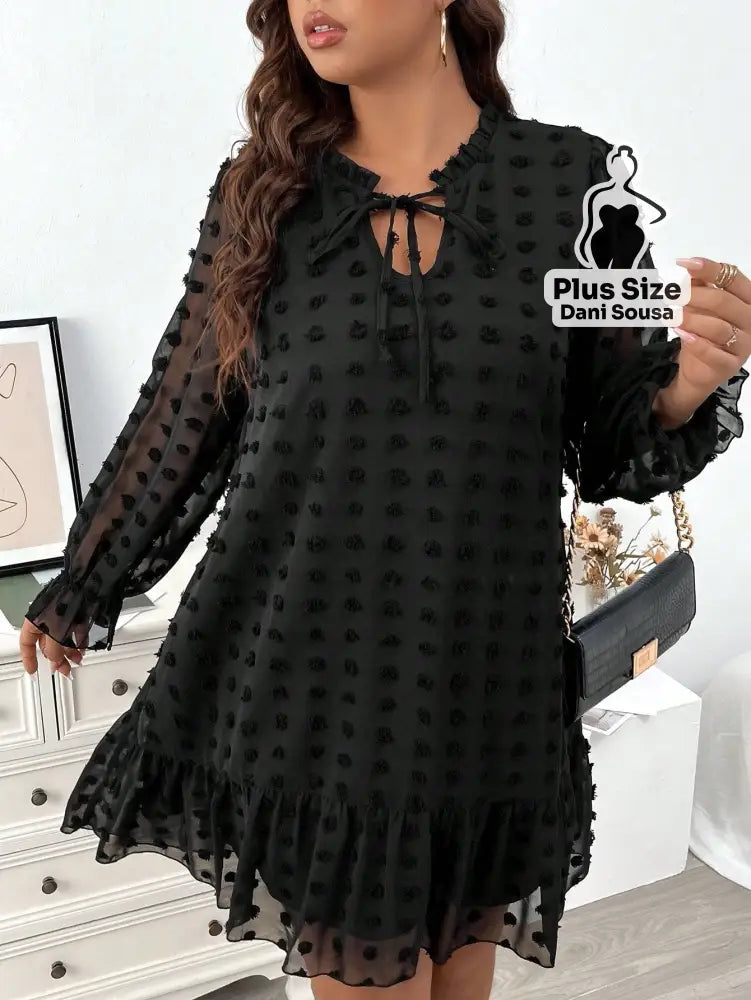 Vestido com Poás e Laço no Decote Plus Size Vestido Preto com Poás e Laço no Decote Plus Size