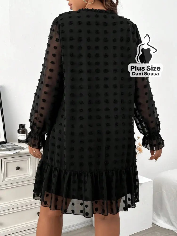 Vestido com Poás e Laço no Decote Plus Size Vestido Preto com Poás e Laço no Decote Plus Size