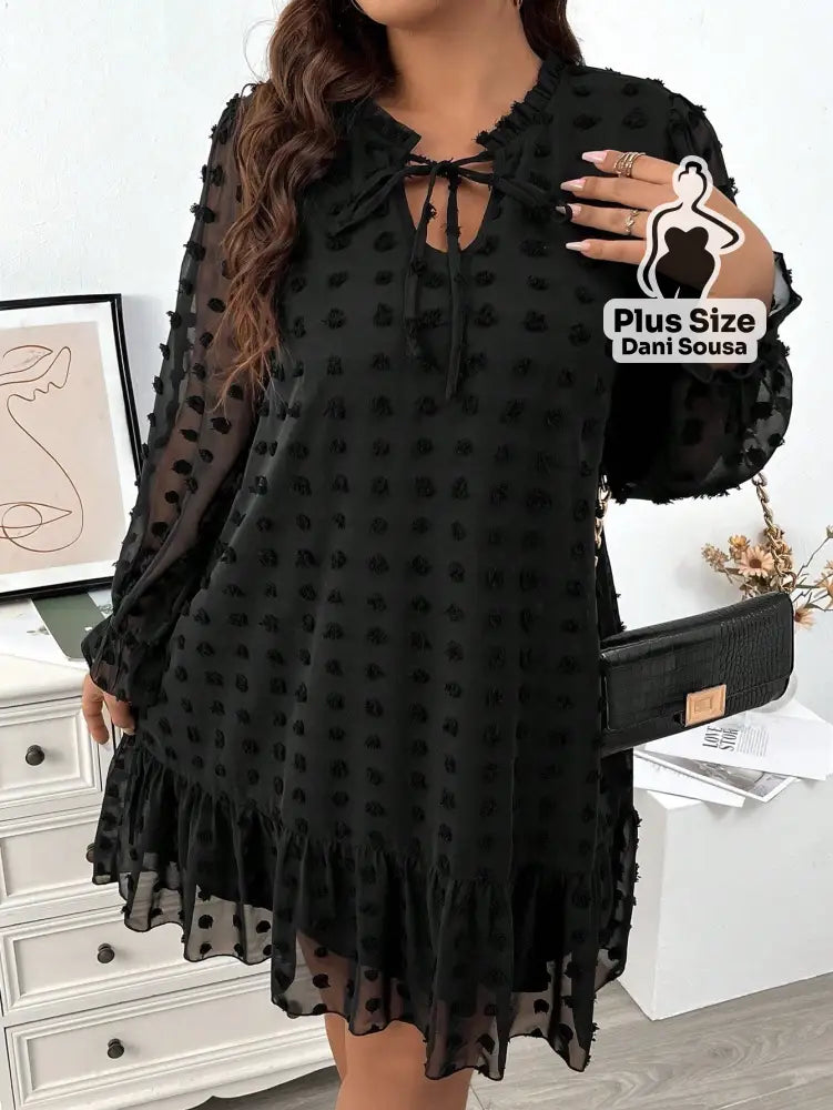 Vestido com Poás e Laço no Decote Plus Size Vestido Preto com Poás e Laço no Decote Plus Size