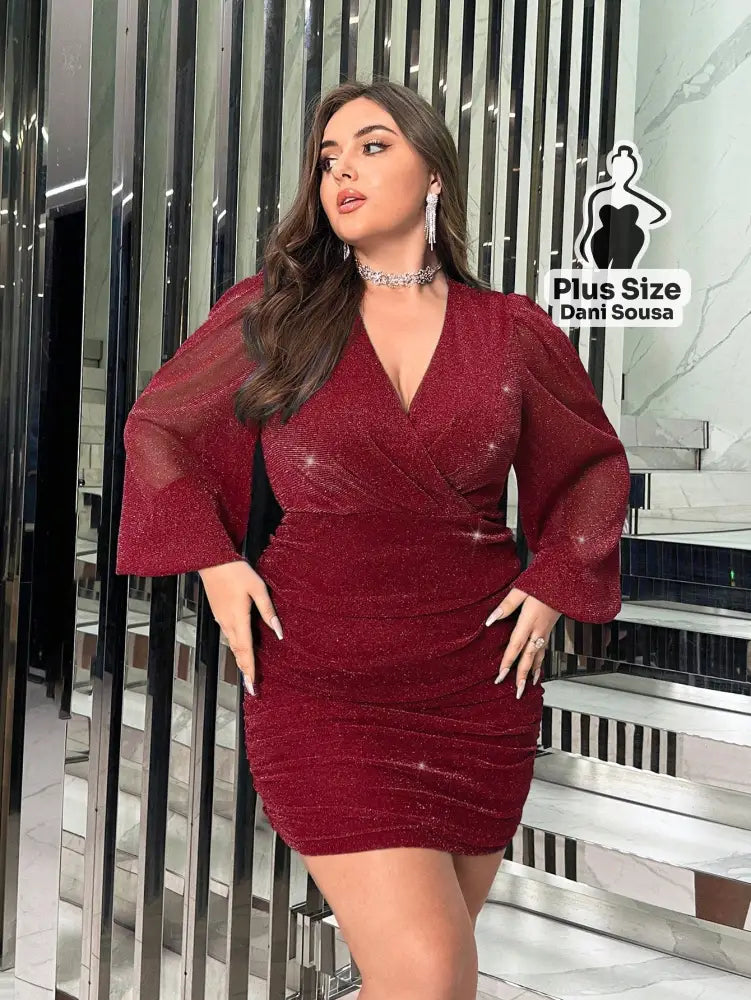 Vestido Curto com Manga Transparente Plus Size Vestido Curto com Manga Transparente Plus Size