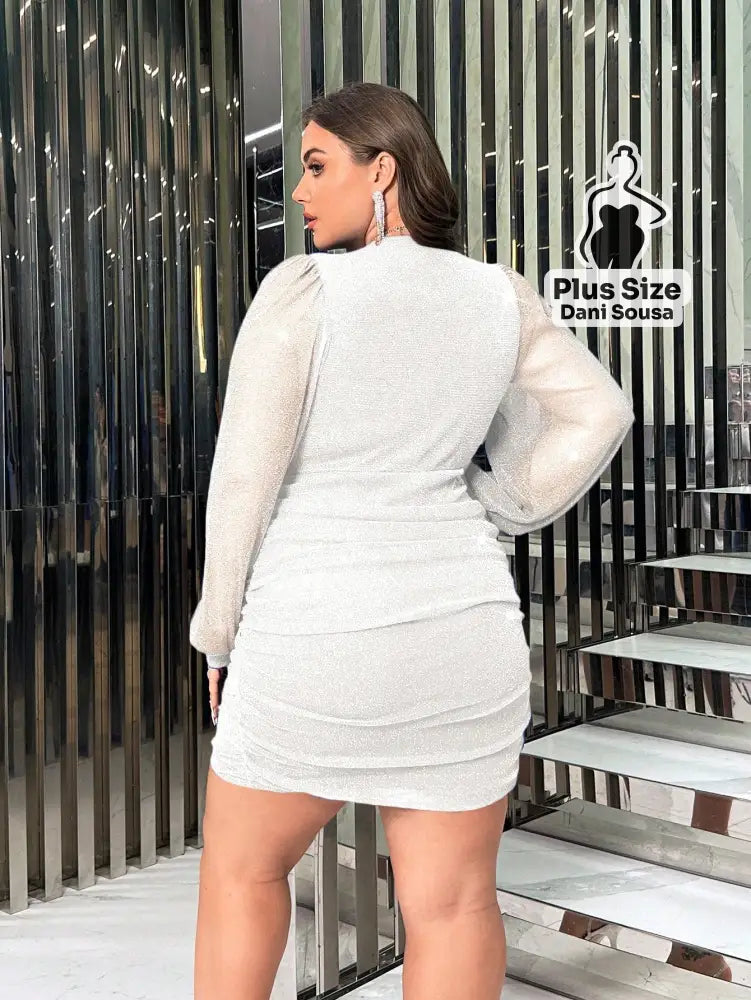 Vestido Curto com Manga Transparente Plus Size Vestido Curto com Manga Transparente Plus Size