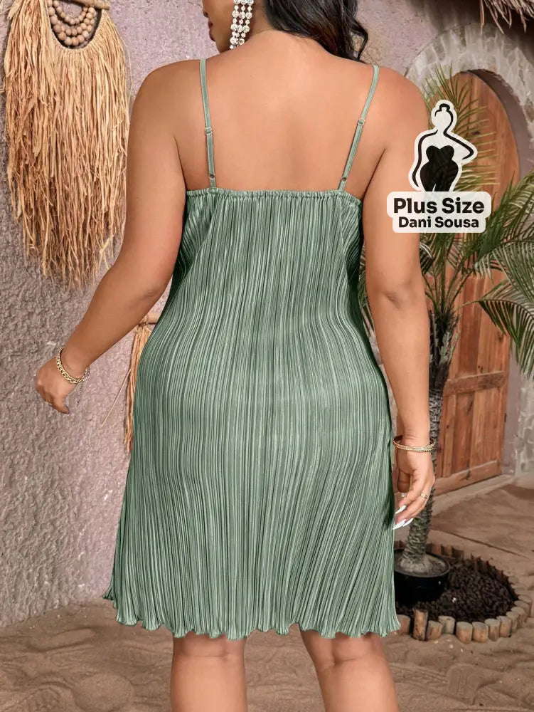 Vestido Curto de Alças Finas com Camadas Plissadas Plus Size Vestido Curto de Alças Finas com Camadas Plissadas Plus