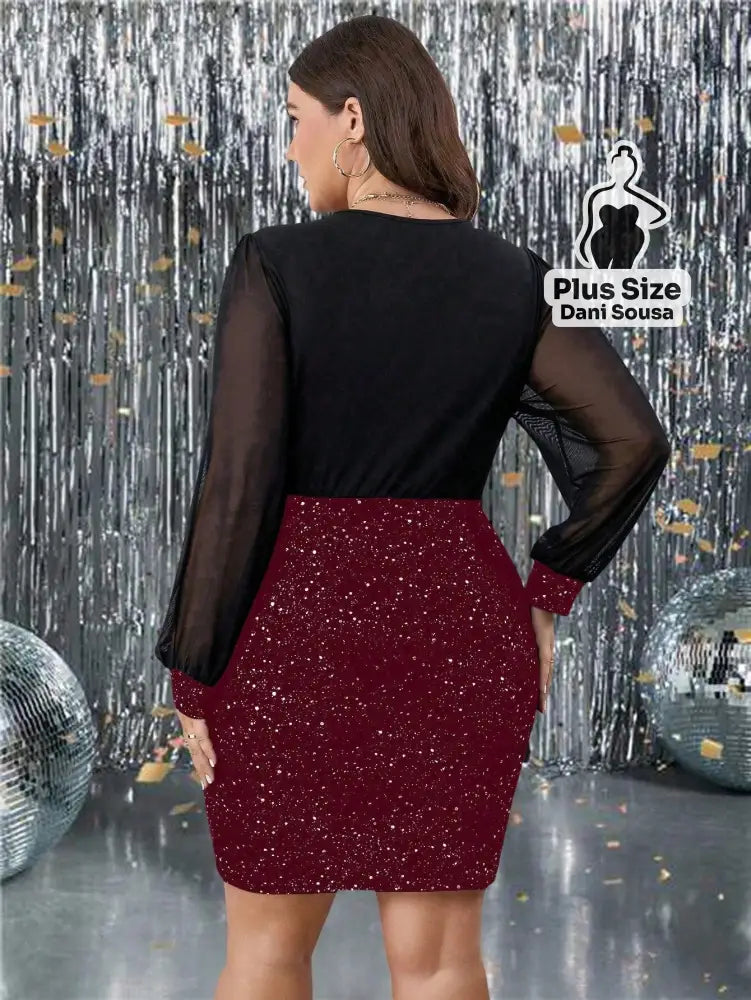 Vestido Curto de Festa com Paetês e Mangas Longas Transparentes Plus Size Vestido Curto de Festa com Paetês e Mangas