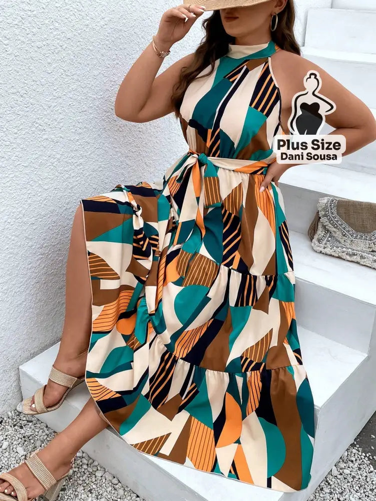 Vestido Longo Estampado com Camadas e Cinto Ajustável Plus Size Conjunto Cropped e Shorts Estampado com Detalhes de