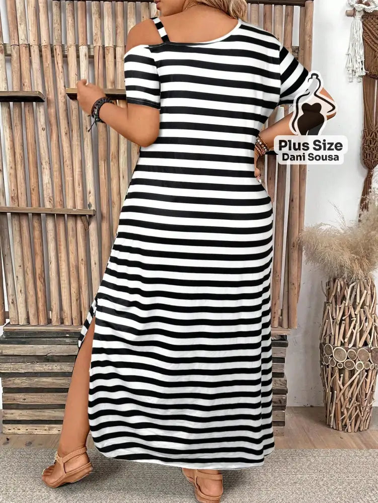 Vestido Longo Ombro Caído com Fenda Lateral Plus Size Vestido Canelado Midi com Cordão Ajustável e Fenda Lateral Plus