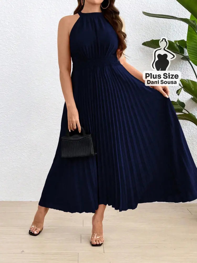 Vestido Longo Plissado com Gola Alta Plus Size Azul Marinho / G Conjunto Cropped e Shorts Estampado com Detalhes de