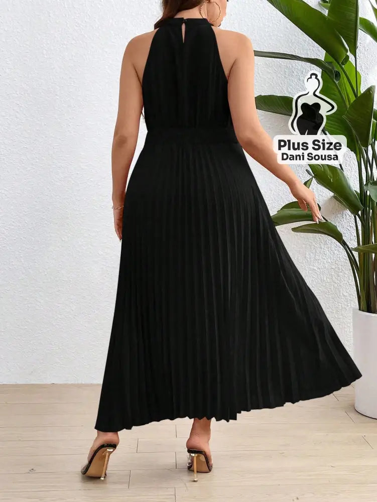 Vestido Longo Plissado com Gola Alta Plus Size Conjunto Cropped e Shorts Estampado com Detalhes de Renda Plus Size