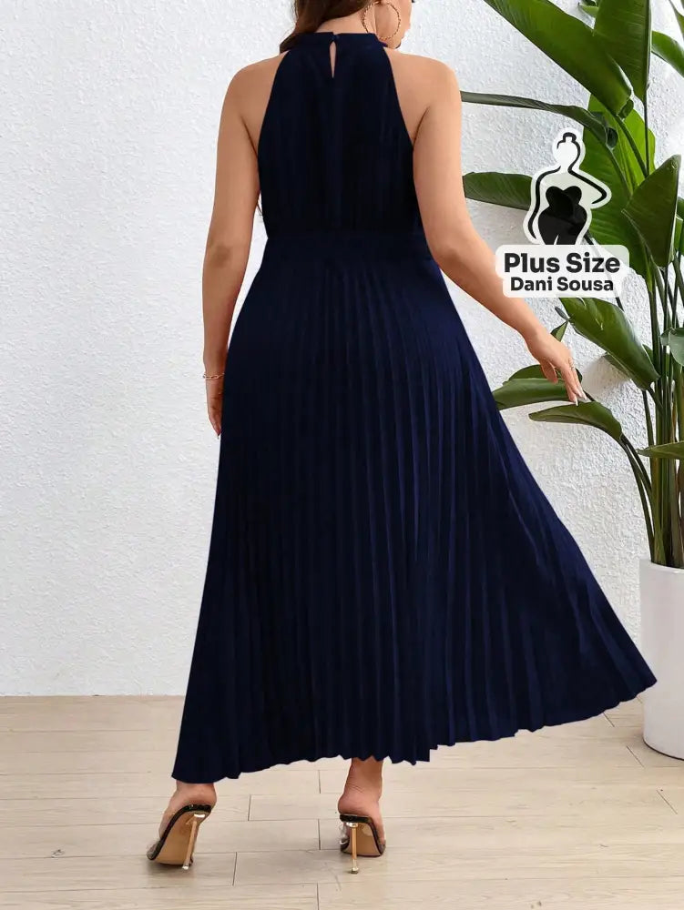 Vestido Longo Plissado com Gola Alta Plus Size Conjunto Cropped e Shorts Estampado com Detalhes de Renda Plus Size
