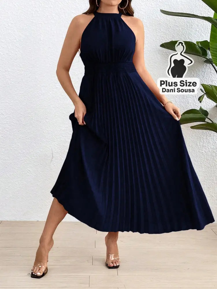 Vestido Longo Plissado com Gola Alta Plus Size Conjunto Cropped e Shorts Estampado com Detalhes de Renda Plus Size