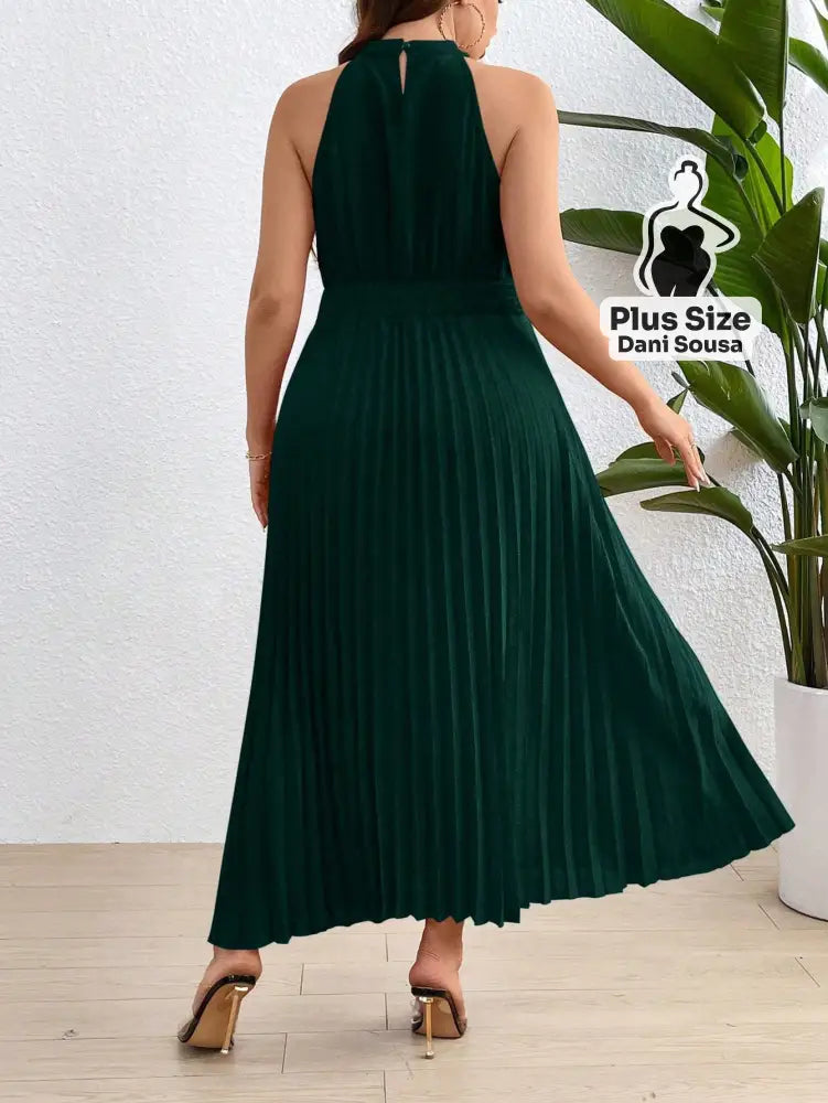 Vestido Longo Plissado com Gola Alta Plus Size Conjunto Cropped e Shorts Estampado com Detalhes de Renda Plus Size