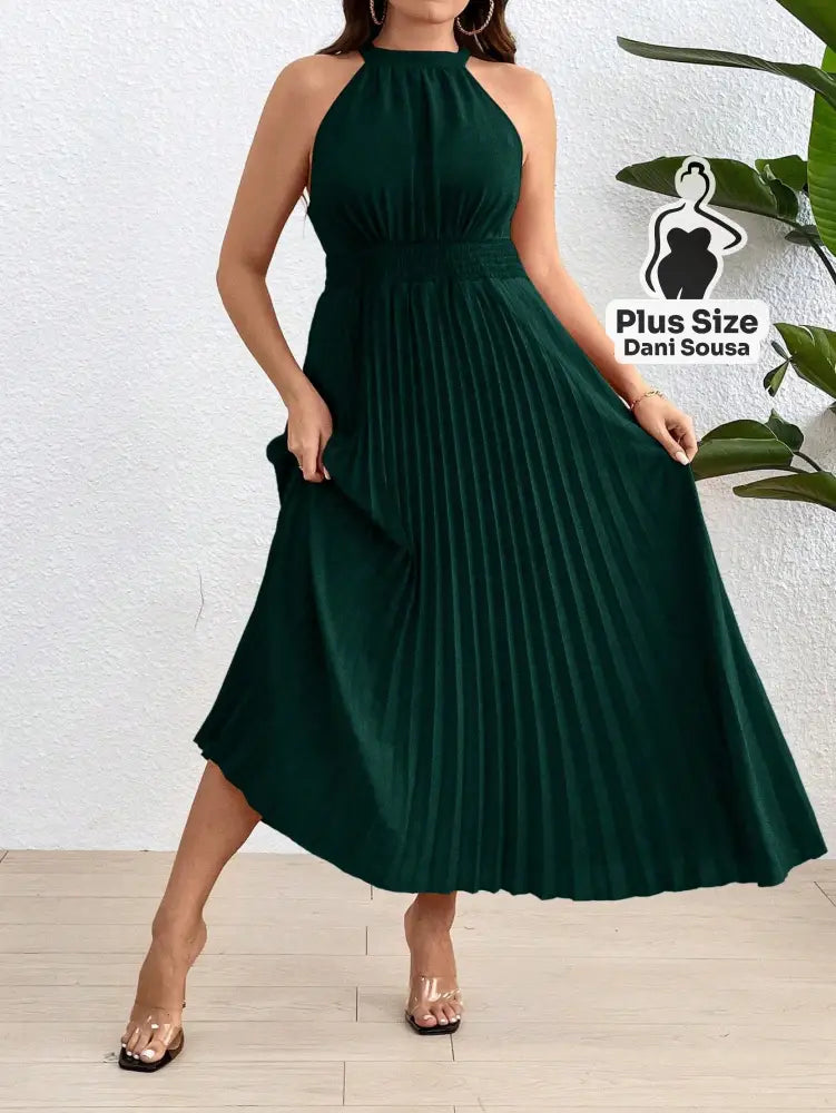 Vestido Longo Plissado com Gola Alta Plus Size Conjunto Cropped e Shorts Estampado com Detalhes de Renda Plus Size