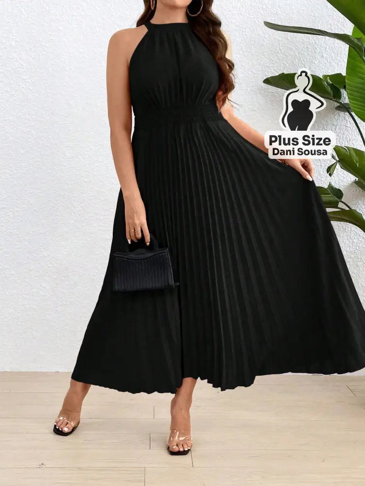 Vestido Longo Plissado com Gola Alta Plus Size Preto / G Conjunto Cropped e Shorts Estampado com Detalhes de Renda Plus