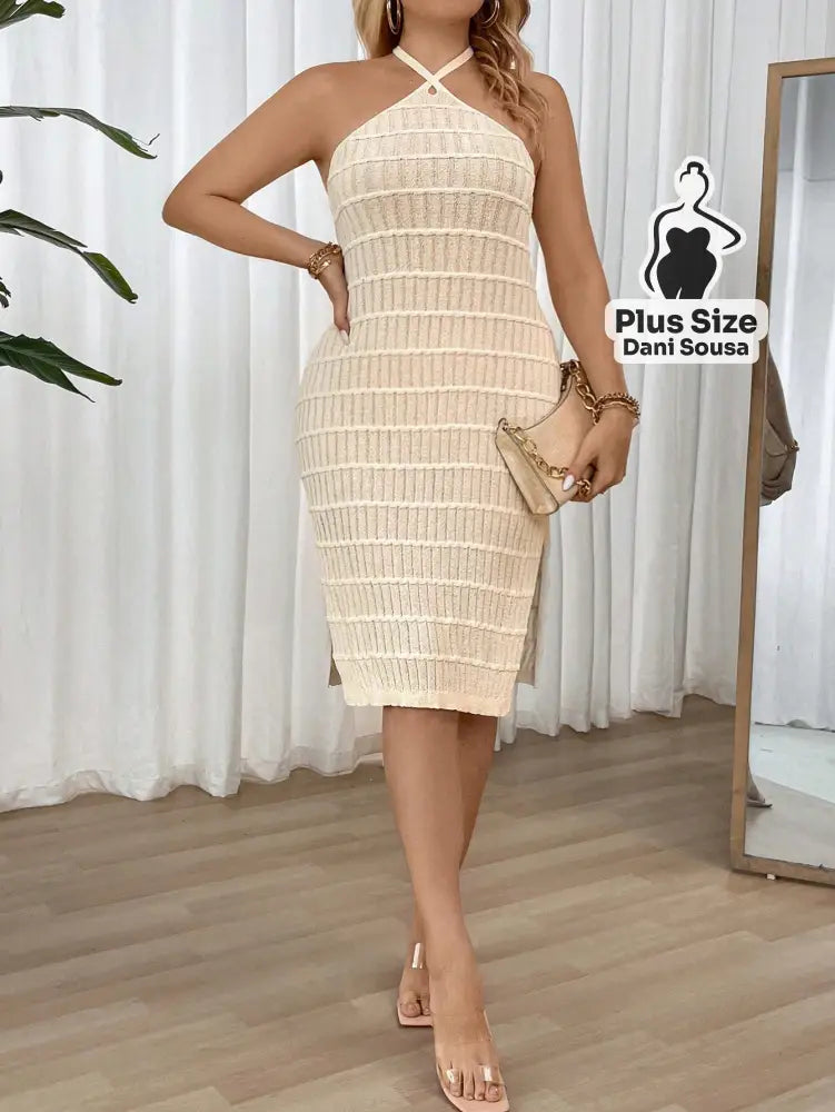 Vestido Midi Canelado com Gola Halter e Fenda Lateral Plus Size Vestido Midi Canelado com Gola Halter e Fenda Lateral