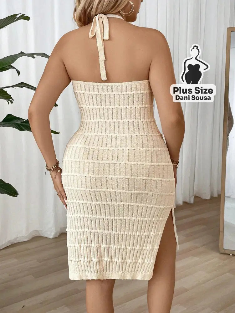 Vestido Midi Canelado com Gola Halter e Fenda Lateral Plus Size Vestido Midi Canelado com Gola Halter e Fenda Lateral