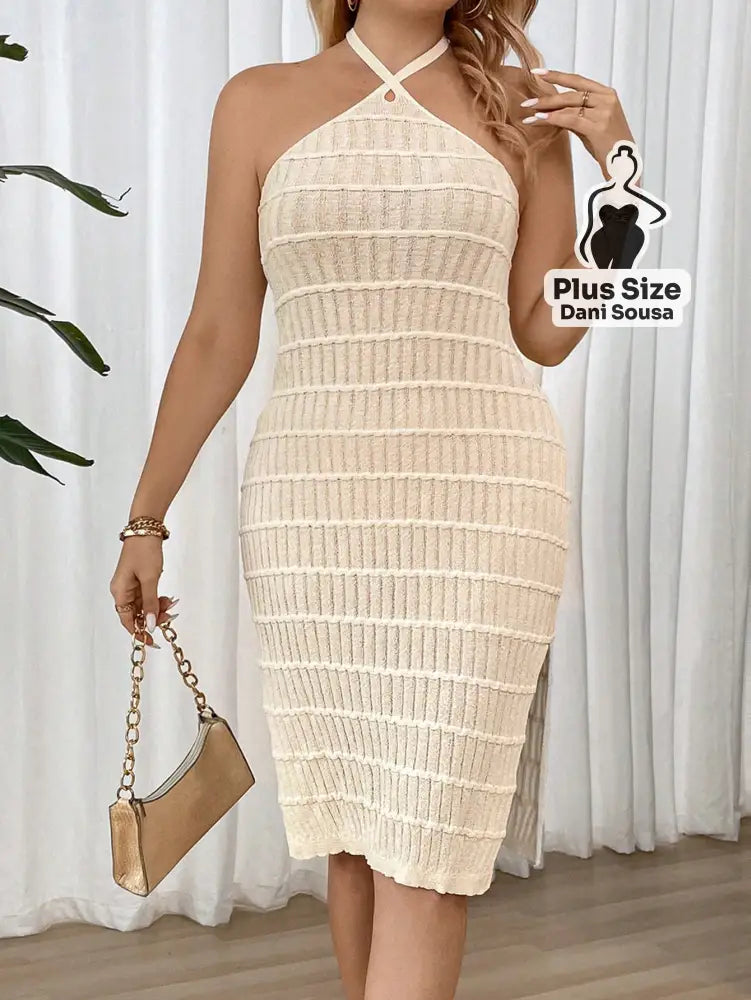 Vestido Midi Canelado com Gola Halter e Fenda Lateral Plus Size Vestido Midi Canelado com Gola Halter e Fenda Lateral
