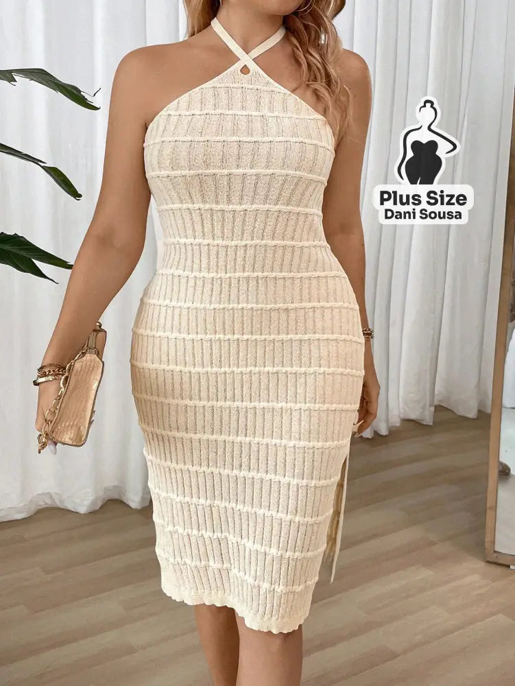 Vestido Midi Canelado com Gola Halter e Fenda Lateral Plus Size Vestido Midi Canelado com Gola Halter e Fenda Lateral