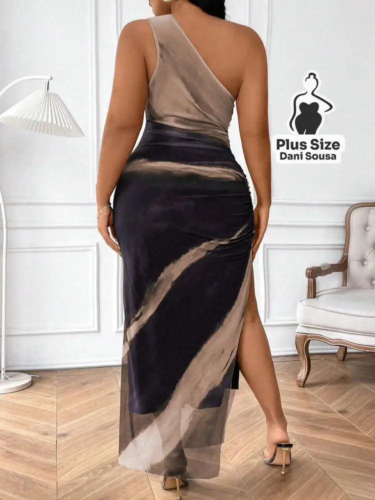 Vestido Midi de Um Ombro Só com Estampa Abstrata e Fenda Plus Size Vestido Midi de Um Ombro Só com Estampa Abstrata e