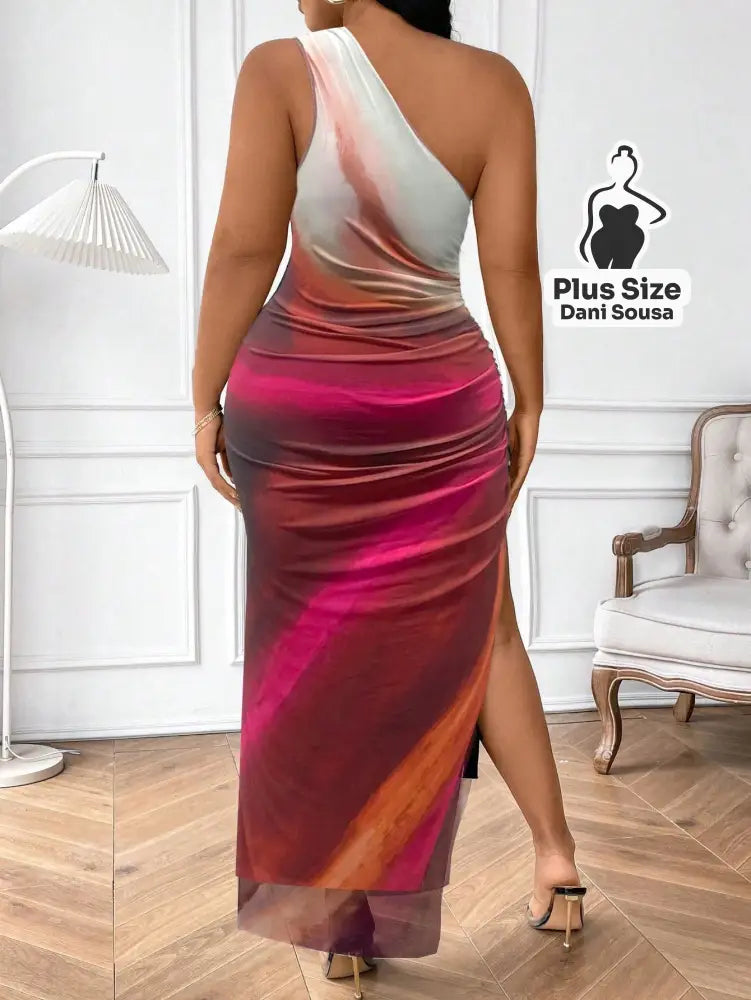 Vestido Midi de Um Ombro Só com Estampa Abstrata e Fenda Plus Size Vestido Midi de Um Ombro Só com Estampa Abstrata e