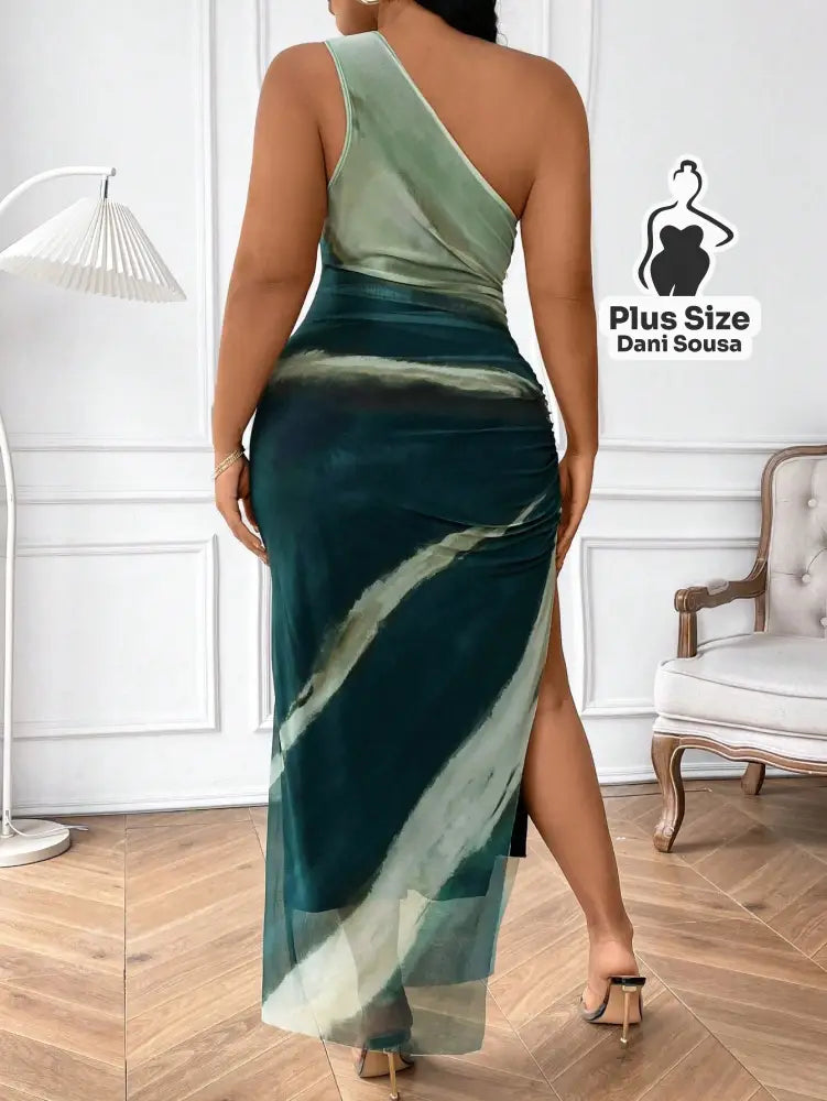 Vestido Midi de Um Ombro Só com Estampa Abstrata e Fenda Plus Size Vestido Midi de Um Ombro Só com Estampa Abstrata e