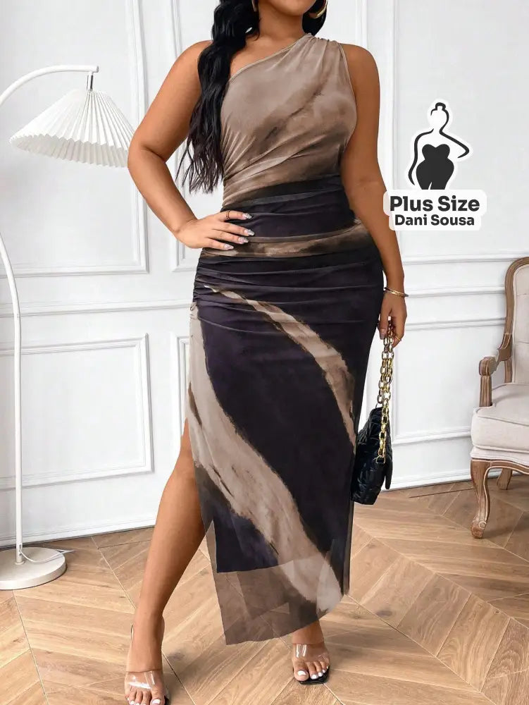Vestido Midi de Um Ombro Só com Estampa Abstrata e Fenda Plus Size Vestido Midi de Um Ombro Só com Estampa Abstrata e