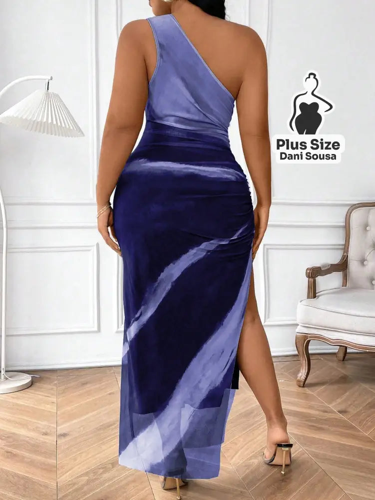 Vestido Midi de Um Ombro Só com Estampa Abstrata e Fenda Plus Size Vestido Midi de Um Ombro Só com Estampa Abstrata e